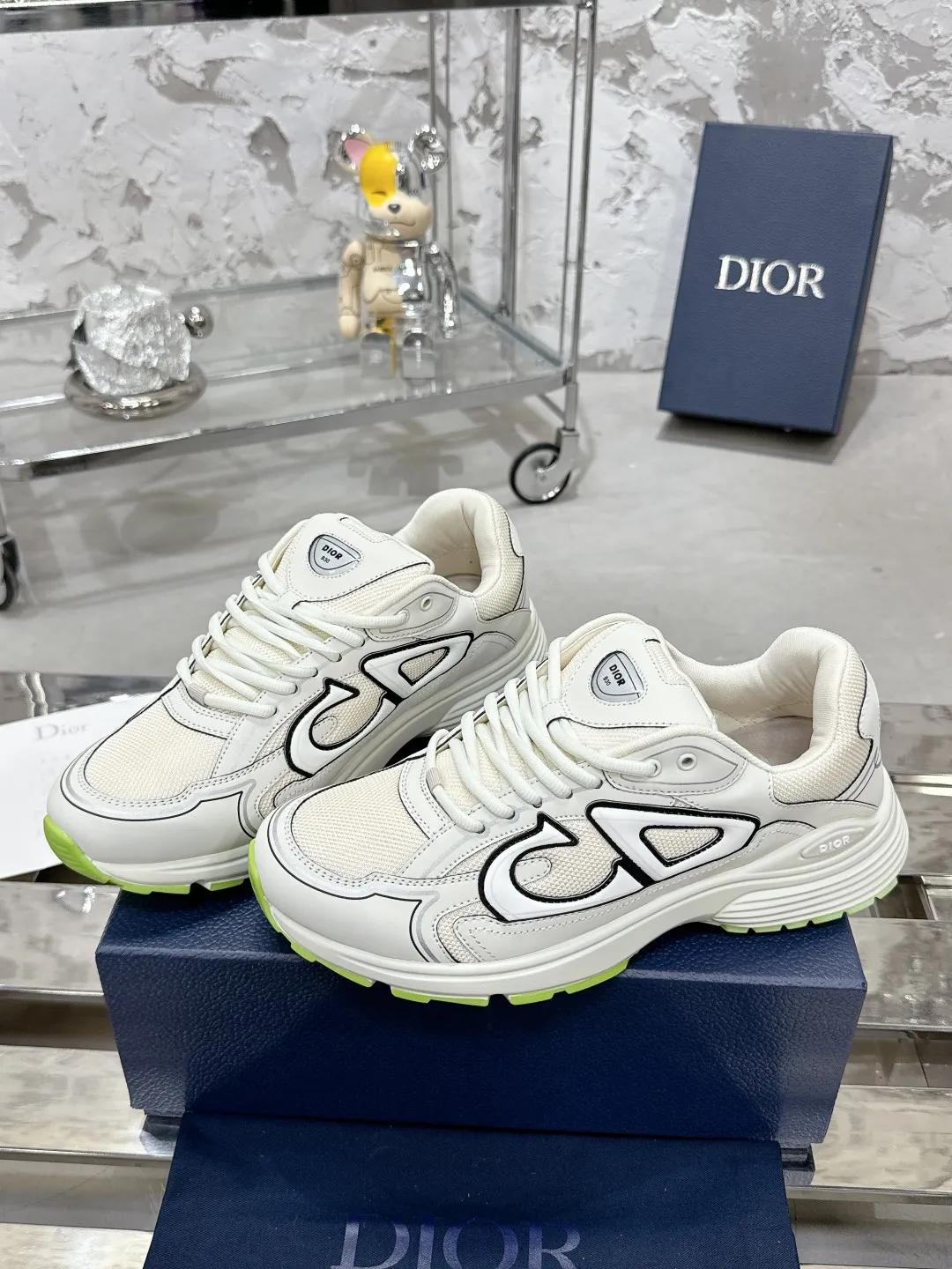 Men's men's shoes 💰600❤️❤️❤️High version Dior Dior's latest color matching B30 series reflective dad sneakers original 17380💰 purchased for development and production Brand new B30 sneakers Dad Shoes style shoes that follow the trend of the retro market The Dior logo on the tongue also indicates that this pair of shoes is the B30 model! B30 uses fine-textured leather and mesh cloth materials to form a shoe body. There are conspicuous letters CD on both sides of the shoe body to indicate identity. Many lines on the shoe body outline details to make the shoes look less monotonous and full of retro flavor. The delivery counter is exquisitely packaged🛍📦 ▪️Fabric: Original customized technical fabric + mesh ▪️Inner lining: Customized breathable lining ▪️Outsole: Original molded IP foam + TPU outsole ▪️Sole thickness: 3.5CM ▪️Size: Women’s size 35-40 / Men’s size 39-46